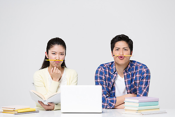 포토 JPG 스튜디오촬영 외국인 해외기획촬영 라이프스타일 여자 남자 대학생 모션 탁자 대학생라이프 함께함 실내 사랑 미소 들기 사람 앉기 동양인 상반신 20대 성인 두명 앞모습 책 노트북 연필 공책 다정 일본인 2015년일본 청년만 성인만 국내포토 학생 감정 뷰포인트 가구 컨셉 문구용품 학용품 표정 인종 청년 내부 생활 전자제품 필기구 파일형식