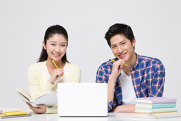 포토 JPG 스튜디오촬영 외국인 해외기획촬영 라이프스타일 여자 남자 대학생 모션 탁자 대학생라이프 함께함 실내 사랑 미소 들기 사람 앉기 동양인 상반신 20대 성인 두명 앞모습 책 노트북 연필 공책 다정 일본인 2015년일본 청년만 성인만 국내포토 학생 감정 뷰포인트 가구 컨셉 문구용품 학용품 표정 인종 청년 내부 생활 전자제품 필기구 파일형식