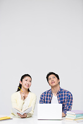 포토 JPG 스튜디오촬영 외국인 해외기획촬영 라이프스타일 여자 남자 대학생 모션 탁자 대학생라이프 함께함 실내 사랑 미소 들기 사람 앉기 동양인 상반신 20대 성인 두명 앞모습 책 노트북 연필 공책 다정 올려보기 일본인 2015년일본 청년만 성인만 국내포토 학생 감정 뷰포인트 가구 컨셉 문구용품 학용품 표정 인종 청년 내부 생활 전자제품 필기구 파일형식