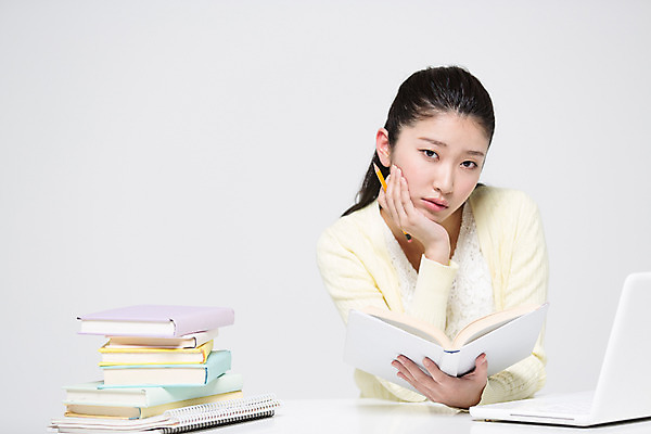 포토 JPG 스튜디오촬영 외국인 해외기획촬영 라이프스타일 여자 대학생 모션 대학생라이프 실내 한명 들기 사람 앉기 동양인 상반신 20대 성인 앞모습 책 노트북 연필 공책 턱괴기 일본인 고민 2015년일본 여자만 여자한명만 성인여자만 청년만 청년여자만 성인한명만 청년여자한명만 성인여자한명만 성인만 국내포토 1 학생 감정 뷰포인트 문구용품 학용품 인종 청년 내부 생활 전자제품 필기구 파일형식