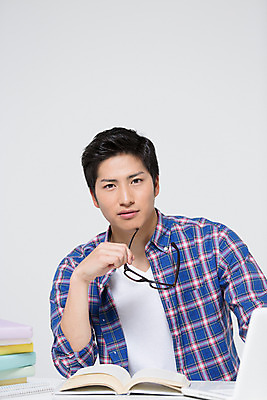 포토 JPG 스튜디오촬영 외국인 해외기획촬영 라이프스타일 남자 안경 대학생 모션 대학생라이프 실내 한명 들기 사람 앉기 동양인 상반신 20대 성인 앞모습 책 일본인 2015년일본 남자만 남자한명만 성인남자만 청년만 청년남자만 청년남자한명만 성인한명만 성인남자한명만 성인만 국내포토 1 학생 잡화 뷰포인트 인종 청년 내부 생활 파일형식