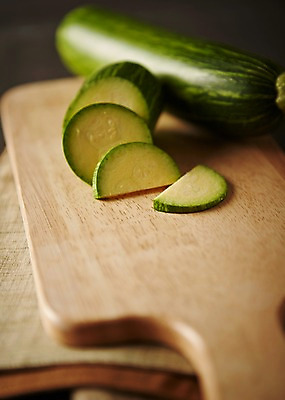 포토 JPG 스튜디오촬영 음식 채소 식재료 도마 실내 사람없음 아웃포커스 레시피 애호박 국내포토 호박 주방용품 촬영기법 내부 파일형식