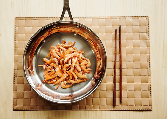 포토 JPG 스튜디오촬영 음식 식재료 젓가락 건조 실내 사람없음 프라이팬 레시피 건어물 건새우 국내포토 주방용품 새우 수저 내부 파일형식