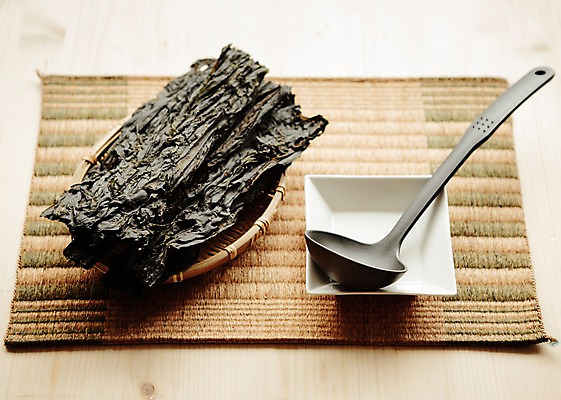 포토 JPG 스튜디오촬영 그릇 음식 식재료 실내 사람없음 국자 레시피 미역 건미역 국내포토 식기 주방용품 내부 해조류 파일형식