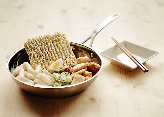 포토 JPG 스튜디오촬영 그릇 음식 식재료 젓가락 실내 요리 사람없음 계란 라면 면류 면 어묵 떡볶이 레시피 파 국내포토 식기 채소 수저 내부 알 분식 파일형식