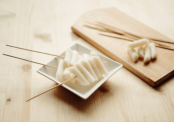 포토 JPG 스튜디오촬영 음식 식재료 떡 도마 실내 사람없음 꼬치 레시피 떡꼬치 국내포토 주방용품 내부 파일형식