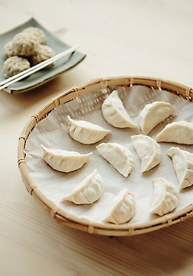 포토 식기 음식 촬영기법 실내 내부 바구니 파일형식 레시피 소쿠리 식재료 사람없음 만두 JPG 아웃포커스 그릇 스튜디오촬영 국내포토