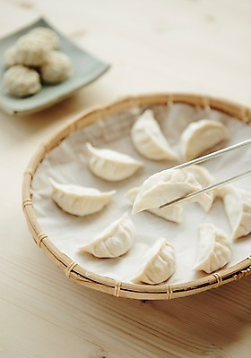 포토 JPG 스튜디오촬영 음식 식재료 젓가락 실내 사람없음 아웃포커스 소쿠리 만두 레시피 국내포토 촬영기법 수저 내부 바구니 파일형식