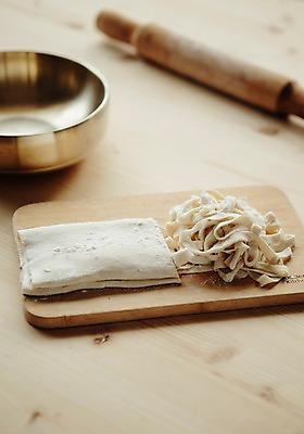 포토 JPG 스튜디오촬영 그릇 음식 식재료 도마 실내 사람없음 면류 면 반죽 밀가루 밀대 레시피 국내포토 식기 주방용품 내부 가루 파일형식