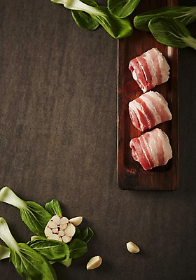 포토 JPG 스튜디오촬영 채소 식재료 실내 마늘 생고기 육류 돼지고기 사람없음 삼겹살 청경채 나무그릇 통마늘 카피스페이스 나무배경 국내포토 그릇 백그라운드 내부 목재 공백 파일형식