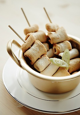 포토 JPG 스튜디오촬영 접시 음식 식재료 실내 사람없음 꼬치 냄비 어묵 레시피 파 어묵탕 국내포토 식기 채소 내부 솥 탕 파일형식