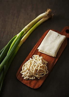 포토 JPG 스튜디오촬영 음식 식재료 실내 사람없음 면류 면 반죽 밀가루 레시피 파 칼국수 국내포토 한식 채소 내부 가루 국수 파일형식