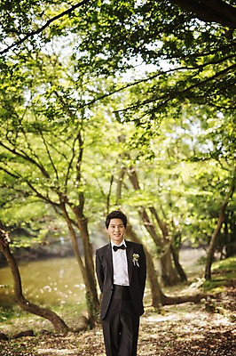 포토 JPG 주간 나무 식물 라이프스타일 남자 신랑 결혼 모션 자연 한국 한명 서기 미소 사람 동양인 정장 턱시도 상반신 성인 야외 앞모습 30대 제주도 한국인 숲 뒷짐 웨딩라이프 남자만 남자한명만 성인남자만 성인한명만 성인남자한명만 장년만 장년남자만 장년남자한명만 성인만 국내포토 자연요소 1 옷 아시아 뷰포인트 표정 인종 이벤트 생활 장년 생태계 파일형식