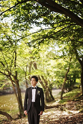 포토 JPG 주간 나무 식물 라이프스타일 남자 신랑 결혼 모션 자연 한국 한명 서기 미소 사람 동양인 정장 턱시도 상반신 성인 야외 앞모습 30대 제주도 한국인 숲 웨딩라이프 남자만 남자한명만 성인남자만 성인한명만 성인남자한명만 장년만 장년남자만 장년남자한명만 성인만 국내포토 자연요소 1 옷 아시아 뷰포인트 표정 인종 이벤트 생활 장년 생태계 파일형식