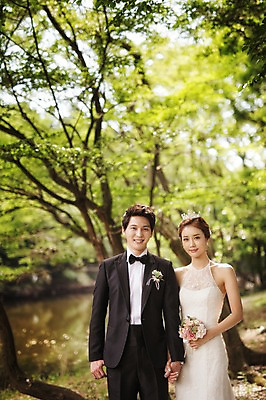 포토 JPG 주간 나무 식물 라이프스타일 여자 남자 행복 신부 부케 웨딩드레스 신랑 결혼 신혼부부 모션 자연 한국 함께함 사랑 서기 미소 들기 사람 동양인 정장 턱시도 상반신 성인 야외 두명 앞모습 30대 제주도 손잡기 한국인 숲 웨딩라이프 장년만 성인만 국내포토 자연요소 부부 드레스 옷 감정 아시아 뷰포인트 꽃다발 컨셉 표정 인종 이벤트 생활 장년 생태계 신혼 파일형식