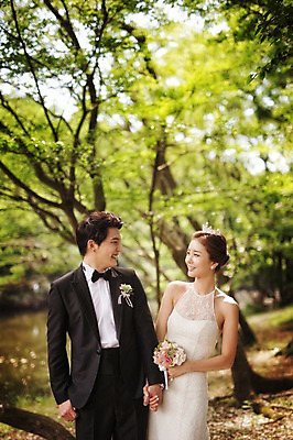 포토 JPG 주간 나무 식물 라이프스타일 여자 남자 행복 신부 부케 웨딩드레스 신랑 결혼 신혼부부 모션 자연 한국 함께함 사랑 서기 미소 들기 사람 동양인 정장 턱시도 상반신 성인 야외 두명 앞모습 30대 제주도 손잡기 한국인 숲 웨딩라이프 장년만 성인만 국내포토 자연요소 부부 드레스 옷 감정 아시아 뷰포인트 꽃다발 컨셉 표정 인종 이벤트 생활 장년 생태계 신혼 파일형식