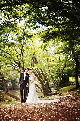 포토 JPG 주간 전신 나무 식물 라이프스타일 여자 남자 행복 신부 부케 웨딩드레스 신랑 결혼 신혼부부 모션 자연 한국 함께함 사랑 서기 미소 들기 사람 동양인 정장 턱시도 성인 야외 두명 앞모습 30대 제주도 손잡기 한국인 숲 웨딩라이프 장년만 성인만 국내포토 자연요소 부부 드레스 옷 감정 아시아 뷰포인트 꽃다발 컨셉 표정 인종 이벤트 생활 장년 생태계 신혼 파일형식