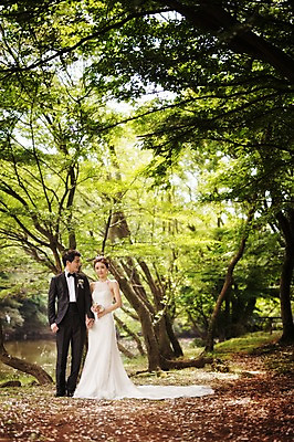 포토 JPG 주간 전신 나무 식물 라이프스타일 여자 남자 행복 신부 부케 웨딩드레스 신랑 결혼 신혼부부 모션 자연 한국 함께함 사랑 서기 미소 들기 사람 동양인 정장 턱시도 성인 야외 두명 앞모습 30대 제주도 손잡기 한국인 숲 웨딩라이프 장년만 성인만 국내포토 자연요소 부부 드레스 옷 감정 아시아 뷰포인트 꽃다발 컨셉 표정 인종 이벤트 생활 장년 생태계 신혼 파일형식