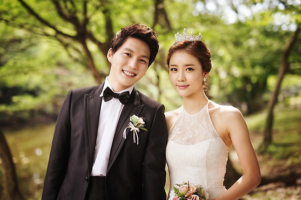 포토 JPG 주간 나무 식물 라이프스타일 여자 남자 행복 신부 부케 웨딩드레스 신랑 결혼 신혼부부 모션 자연 한국 함께함 사랑 서기 미소 들기 사람 동양인 정장 턱시도 상반신 성인 야외 두명 앞모습 30대 제주도 손잡기 한국인 숲 웨딩라이프 장년만 성인만 국내포토 자연요소 부부 드레스 옷 감정 아시아 뷰포인트 꽃다발 컨셉 표정 인종 이벤트 생활 장년 생태계 신혼 파일형식