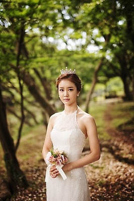포토 JPG 주간 나무 식물 라이프스타일 여자 신부 부케 웨딩드레스 결혼 모션 자연 한국 한명 서기 들기 사람 동양인 상반신 성인 야외 앞모습 30대 제주도 한국인 우아함 숲 순수 티아라 상쾌 특별함 웨딩라이프 여자만 여자한명만 성인여자만 성인한명만 성인여자한명만 장년만 장년여자만 장년여자한명만 성인만 국내포토 자연요소 1 드레스 감정 아시아 뷰포인트 꽃다발 컨셉 왕관 인종 이벤트 생활 장년 생태계 파일형식