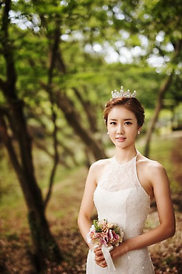 포토 JPG 주간 나무 식물 라이프스타일 여자 신부 부케 웨딩드레스 결혼 모션 자연 한국 한명 서기 미소 들기 사람 동양인 상반신 성인 야외 앞모습 30대 제주도 한국인 우아함 숲 순수 티아라 상쾌 특별함 웨딩라이프 여자만 여자한명만 성인여자만 성인한명만 성인여자한명만 장년만 장년여자만 장년여자한명만 성인만 국내포토 자연요소 1 드레스 감정 아시아 뷰포인트 꽃다발 컨셉 왕관 표정 인종 이벤트 생활 장년 생태계 파일형식