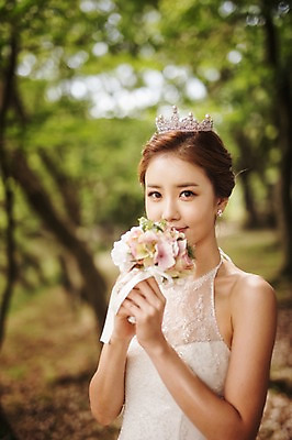 포토 JPG 주간 나무 식물 라이프스타일 여자 신부 부케 웨딩드레스 결혼 모션 자연 한국 한명 서기 미소 들기 사람 동양인 상반신 성인 야외 앞모습 30대 제주도 한국인 우아함 숲 순수 티아라 상쾌 특별함 웨딩라이프 여자만 여자한명만 성인여자만 성인한명만 성인여자한명만 장년만 장년여자만 장년여자한명만 성인만 국내포토 자연요소 1 드레스 감정 아시아 뷰포인트 꽃다발 컨셉 왕관 표정 인종 이벤트 생활 장년 생태계 파일형식