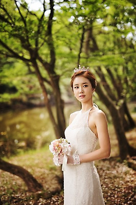 포토 JPG 주간 나무 식물 라이프스타일 응시 여자 신부 부케 웨딩드레스 결혼 모션 자연 한국 한명 서기 들기 사람 동양인 상반신 성인 야외 옆모습 30대 제주도 한국인 우아함 숲 순수 상쾌 특별함 웨딩라이프 여자만 여자한명만 성인여자만 성인한명만 성인여자한명만 장년만 장년여자만 장년여자한명만 성인만 국내포토 자연요소 1 시선 드레스 감정 아시아 뷰포인트 꽃다발 컨셉 인종 이벤트 생활 장년 생태계 파일형식