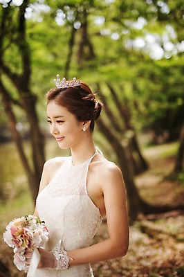 포토 JPG 주간 나무 식물 라이프스타일 응시 여자 신부 부케 웨딩드레스 결혼 모션 자연 한국 한명 서기 미소 들기 사람 동양인 상반신 성인 야외 옆모습 30대 제주도 한국인 우아함 숲 순수 상쾌 특별함 웨딩라이프 여자만 여자한명만 성인여자만 성인한명만 성인여자한명만 장년만 장년여자만 장년여자한명만 성인만 국내포토 자연요소 1 시선 드레스 감정 아시아 뷰포인트 꽃다발 컨셉 표정 인종 이벤트 생활 장년 생태계 파일형식