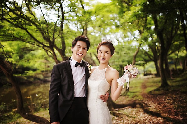 포토 JPG 주간 나무 식물 라이프스타일 여자 남자 행복 신부 부케 웨딩드레스 허리손 신랑 결혼 신혼부부 모션 자연 한국 함께함 사랑 서기 미소 들기 사람 동양인 정장 턱시도 상반신 성인 야외 두명 앞모습 30대 제주도 한국인 웨딩라이프 장년만 성인만 국내포토 자연요소 부부 드레스 옷 감정 아시아 뷰포인트 꽃다발 포즈 컨셉 표정 인종 이벤트 생활 장년 생태계 신혼 파일형식