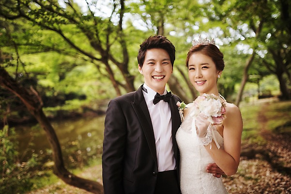 포토 JPG 주간 나무 식물 라이프스타일 여자 남자 행복 신부 부케 웨딩드레스 허리손 신랑 결혼 신혼부부 모션 자연 한국 함께함 사랑 서기 미소 들기 사람 동양인 정장 턱시도 상반신 성인 야외 두명 앞모습 30대 제주도 한국인 웨딩라이프 장년만 성인만 국내포토 자연요소 부부 드레스 옷 감정 아시아 뷰포인트 꽃다발 포즈 컨셉 표정 인종 이벤트 생활 장년 생태계 신혼 파일형식