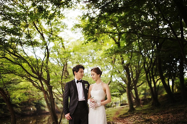 포토 JPG 주간 나무 식물 라이프스타일 여자 남자 행복 신부 부케 웨딩드레스 허리손 신랑 결혼 신혼부부 모션 자연 한국 함께함 사랑 서기 들기 사람 동양인 정장 턱시도 상반신 성인 야외 두명 앞모습 30대 제주도 한국인 웨딩라이프 장년만 성인만 국내포토 자연요소 부부 드레스 옷 감정 아시아 뷰포인트 꽃다발 포즈 컨셉 인종 이벤트 생활 장년 생태계 신혼 파일형식