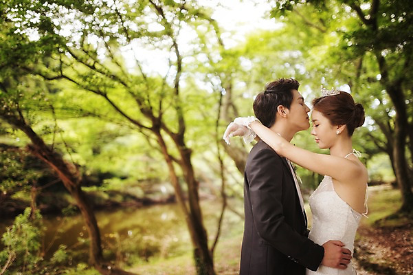 포토 JPG 주간 나무 식물 라이프스타일 여자 남자 행복 신부 웨딩드레스 허리손 신랑 결혼 신혼부부 모션 포옹 자연 키스 한국 함께함 사랑 서기 사람 동양인 정장 턱시도 상반신 성인 야외 두명 옆모습 30대 제주도 마주보기 한국인 웨딩라이프 장년만 성인만 국내포토 자연요소 부부 드레스 옷 감정 아시아 뷰포인트 포즈 컨셉 안기 인종 이벤트 생활 장년 애정표현 생태계 신혼 파일형식