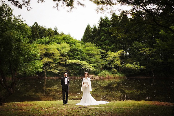 포토 JPG 주간 전신 나무 식물 라이프스타일 여자 남자 행복 호수 신부 부케 웨딩드레스 신랑 결혼 신혼부부 모션 자연 한국 함께함 사랑 서기 들기 사람 동양인 정장 턱시도 성인 야외 두명 앞모습 30대 제주도 한국인 웨딩라이프 장년만 성인만 국내포토 자연요소 부부 드레스 옷 감정 아시아 뷰포인트 꽃다발 컨셉 인종 이벤트 생활 장년 생태계 신혼 파일형식