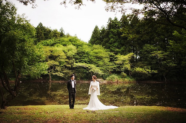 포토 JPG 주간 전신 나무 식물 라이프스타일 여자 남자 행복 호수 신부 부케 웨딩드레스 신랑 결혼 신혼부부 모션 자연 한국 함께함 사랑 서기 미소 들기 사람 동양인 정장 턱시도 성인 야외 두명 앞모습 30대 제주도 마주보기 한국인 웨딩라이프 장년만 성인만 국내포토 자연요소 부부 드레스 옷 감정 아시아 뷰포인트 꽃다발 컨셉 표정 인종 이벤트 생활 장년 생태계 신혼 파일형식