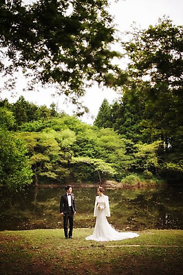 포토 JPG 주간 전신 나무 식물 라이프스타일 여자 남자 행복 호수 신부 부케 웨딩드레스 신랑 결혼 신혼부부 모션 자연 한국 함께함 사랑 서기 들기 사람 동양인 정장 턱시도 성인 야외 두명 앞모습 30대 제주도 한국인 웨딩라이프 장년만 성인만 국내포토 자연요소 부부 드레스 옷 감정 아시아 뷰포인트 꽃다발 컨셉 인종 이벤트 생활 장년 생태계 신혼 파일형식