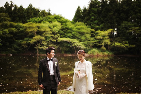 포토 JPG 주간 전신 나무 식물 라이프스타일 여자 남자 행복 호수 신부 부케 웨딩드레스 신랑 결혼 신혼부부 모션 자연 한국 함께함 사랑 서기 들기 사람 동양인 정장 턱시도 상반신 성인 야외 두명 앞모습 30대 제주도 한국인 웨딩라이프 장년만 성인만 국내포토 자연요소 부부 드레스 옷 감정 아시아 뷰포인트 꽃다발 컨셉 인종 이벤트 생활 장년 생태계 신혼 파일형식