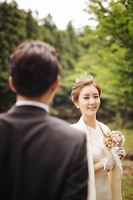 포토 JPG 주간 나무 식물 라이프스타일 여자 남자 행복 호수 신부 부케 웨딩드레스 신랑 결혼 신혼부부 모션 자연 한국 함께함 사랑 미소 들기 사람 동양인 정장 턱시도 상반신 성인 야외 두명 옆모습 뒷모습 30대 제주도 한국인 웨딩라이프 장년만 성인만 국내포토 자연요소 부부 드레스 옷 감정 아시아 뷰포인트 꽃다발 컨셉 표정 인종 이벤트 생활 장년 생태계 신혼 파일형식