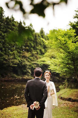 포토 JPG 주간 나무 식물 라이프스타일 여자 남자 행복 호수 신부 부케 웨딩드레스 신랑 결혼 모션 한국 함께함 사랑 서기 미소 들기 사람 동양인 정장 턱시도 상반신 성인 야외 두명 앞모습 뒷모습 30대 제주도 한국인 웨딩라이프 장년만 성인만 국내포토 자연요소 드레스 옷 감정 아시아 뷰포인트 꽃다발 컨셉 표정 인종 이벤트 생활 장년 파일형식