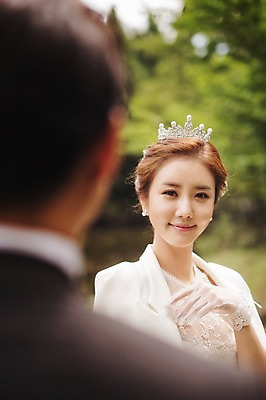 포토 JPG 주간 나무 식물 라이프스타일 응시 여자 남자 행복 신부 웨딩드레스 신랑 결혼 신혼부부 모션 자연 한국 함께함 사랑 서기 미소 사람 동양인 정장 턱시도 손짓 상반신 성인 야외 두명 앞모습 뒷모습 30대 제주도 한국인 티아라 웨딩라이프 장년만 성인만 국내포토 자연요소 부부 시선 드레스 옷 감정 아시아 뷰포인트 컨셉 왕관 표정 인종 이벤트 생활 장년 생태계 신혼 파일형식