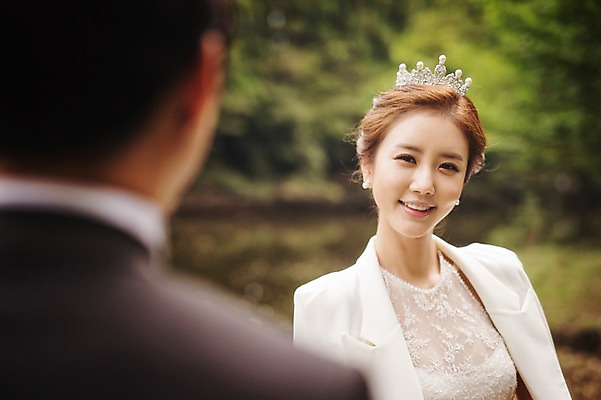 포토 JPG 주간 나무 식물 라이프스타일 응시 여자 남자 행복 신부 웨딩드레스 신랑 결혼 모션 자연 한국 함께함 사랑 서기 미소 사람 동양인 정장 턱시도 상반신 성인 야외 두명 앞모습 뒷모습 30대 제주도 한국인 웨딩라이프 장년만 성인만 국내포토 자연요소 시선 드레스 옷 감정 아시아 뷰포인트 컨셉 표정 인종 이벤트 생활 장년 생태계 파일형식