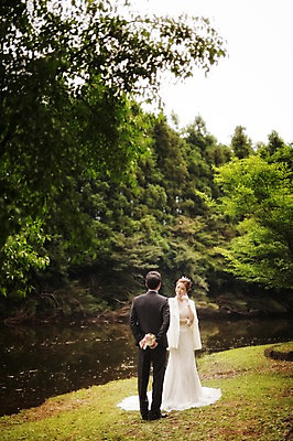 포토 JPG 주간 전신 나무 식물 라이프스타일 여자 남자 행복 호수 신부 부케 웨딩드레스 신랑 결혼 신혼부부 모션 자연 한국 함께함 사랑 서기 들기 사람 동양인 정장 턱시도 성인 야외 두명 앞모습 뒷모습 30대 제주도 한국인 웨딩라이프 장년만 성인만 국내포토 자연요소 부부 드레스 옷 감정 아시아 뷰포인트 꽃다발 컨셉 인종 이벤트 생활 장년 생태계 신혼 파일형식