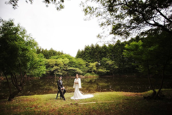 포토 JPG 주간 전신 나무 식물 라이프스타일 여자 남자 행복 호수 신부 웨딩드레스 신랑 결혼 의자 신혼부부 모션 자연 한국 함께함 사랑 서기 사람 앉기 동양인 정장 턱시도 성인 야외 두명 앞모습 30대 제주도 한국인 웨딩라이프 장년만 성인만 국내포토 자연요소 부부 드레스 옷 감정 아시아 뷰포인트 가구 컨셉 인종 이벤트 생활 장년 생태계 신혼 파일형식