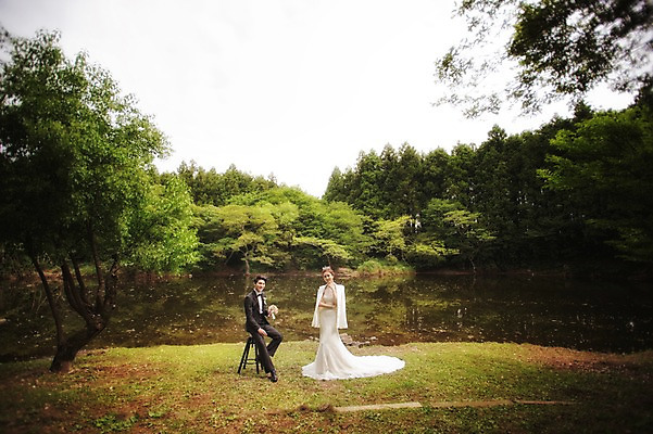 포토 JPG 주간 전신 나무 식물 라이프스타일 여자 남자 행복 호수 신부 웨딩드레스 신랑 결혼 의자 신혼부부 모션 자연 한국 함께함 사랑 서기 사람 앉기 동양인 정장 턱시도 성인 야외 두명 앞모습 30대 제주도 한국인 웨딩라이프 장년만 성인만 국내포토 자연요소 부부 드레스 옷 감정 아시아 뷰포인트 가구 컨셉 인종 이벤트 생활 장년 생태계 신혼 파일형식