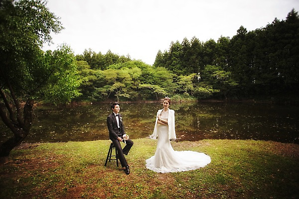 포토 JPG 주간 전신 나무 식물 라이프스타일 여자 남자 행복 호수 신부 부케 웨딩드레스 신랑 결혼 신혼부부 모션 자연 한국 함께함 사랑 서기 들기 사람 앉기 동양인 정장 턱시도 성인 야외 두명 앞모습 30대 제주도 팔짱 한국인 웨딩라이프 장년만 성인만 국내포토 자연요소 부부 드레스 옷 감정 아시아 뷰포인트 꽃다발 컨셉 인종 이벤트 생활 장년 생태계 신혼 파일형식