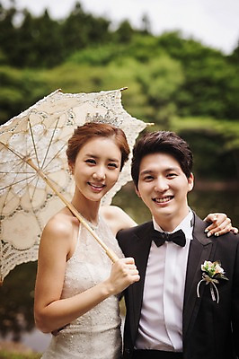 포토 JPG 주간 나무 식물 라이프스타일 여자 남자 행복 신부 웨딩드레스 신랑 결혼 신혼부부 모션 자연 한국 함께함 사랑 서기 미소 들기 사람 동양인 정장 턱시도 상반신 성인 야외 두명 앞모습 30대 제주도 손들기 한국인 양산 웨딩라이프 장년만 성인만 국내포토 자연요소 부부 드레스 옷 감정 아시아 뷰포인트 컨셉 표정 인종 이벤트 생활 장년 생태계 신혼 파일형식