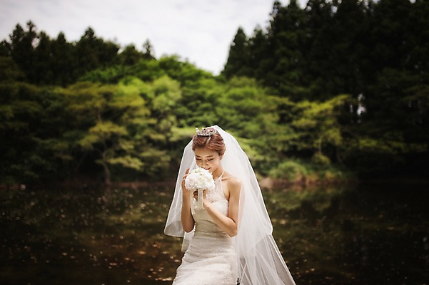 포토 JPG 주간 라이프스타일 여자 호수 신부 부케 웨딩드레스 결혼 의자 모션 자연 한국 한명 들기 사람 앉기 동양인 상반신 성인 야외 앞모습 30대 제주도 한국인 우아함 순수 상쾌 향기 특별함 웨딩라이프 여자만 여자한명만 성인여자만 성인한명만 성인여자한명만 장년만 장년여자만 장년여자한명만 성인만 국내포토 자연요소 1 드레스 감정 아시아 뷰포인트 꽃다발 가구 컨셉 인종 이벤트 생활 장년 생태계 냄새 파일형식