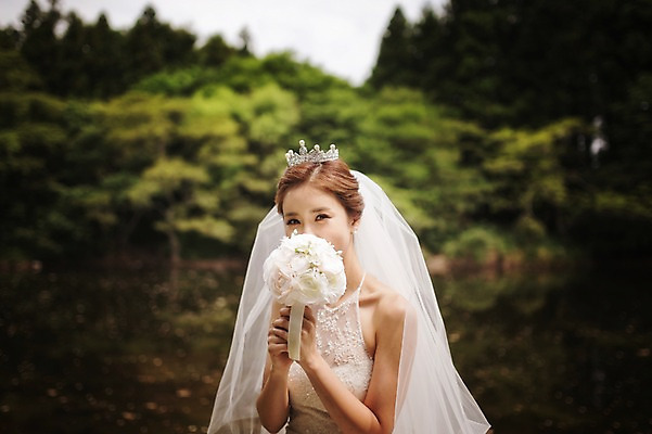 포토 JPG 주간 라이프스타일 여자 호수 신부 부케 웨딩드레스 결혼 의자 모션 자연 한국 한명 들기 사람 앉기 동양인 상반신 성인 야외 앞모습 30대 제주도 한국인 우아함 순수 상쾌 특별함 웨딩라이프 여자만 여자한명만 성인여자만 성인한명만 성인여자한명만 장년만 장년여자만 장년여자한명만 성인만 국내포토 자연요소 1 드레스 감정 아시아 뷰포인트 꽃다발 가구 컨셉 인종 이벤트 생활 장년 생태계 파일형식