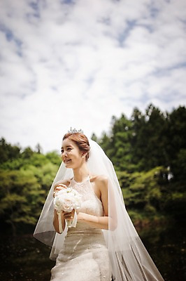 포토 JPG 주간 라이프스타일 응시 여자 호수 신부 부케 웨딩드레스 결혼 의자 모션 자연 하늘 한국 한명 미소 들기 사람 앉기 동양인 상반신 성인 야외 앞모습 30대 제주도 한국인 우아함 순수 상쾌 특별함 웨딩라이프 여자만 여자한명만 성인여자만 성인한명만 성인여자한명만 장년만 장년여자만 장년여자한명만 성인만 국내포토 자연요소 1 시선 드레스 감정 아시아 뷰포인트 꽃다발 가구 컨셉 표정 인종 이벤트 생활 장년 생태계 파일형식