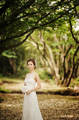 포토 JPG 주간 나무 식물 라이프스타일 여자 신부 부케 웨딩드레스 결혼 모션 자연 한국 한명 서기 미소 사람 동양인 상반신 성인 야외 옆모습 30대 제주도 한국인 우아함 숲 순수 티아라 상쾌 특별함 웨딩라이프 여자만 여자한명만 성인여자만 성인한명만 성인여자한명만 장년만 장년여자만 장년여자한명만 성인만 국내포토 자연요소 1 드레스 감정 아시아 뷰포인트 꽃다발 컨셉 왕관 표정 인종 이벤트 생활 장년 생태계 파일형식