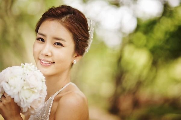 포토 JPG 주간 나무 식물 라이프스타일 여자 신부 부케 웨딩드레스 결혼 모션 자연 한국 한명 서기 미소 사람 동양인 상반신 성인 야외 옆모습 30대 제주도 한국인 우아함 숲 순수 티아라 상쾌 특별함 웨딩라이프 여자만 여자한명만 성인여자만 성인한명만 성인여자한명만 장년만 장년여자만 장년여자한명만 성인만 국내포토 자연요소 1 드레스 감정 아시아 뷰포인트 꽃다발 컨셉 왕관 표정 인종 이벤트 생활 장년 생태계 파일형식